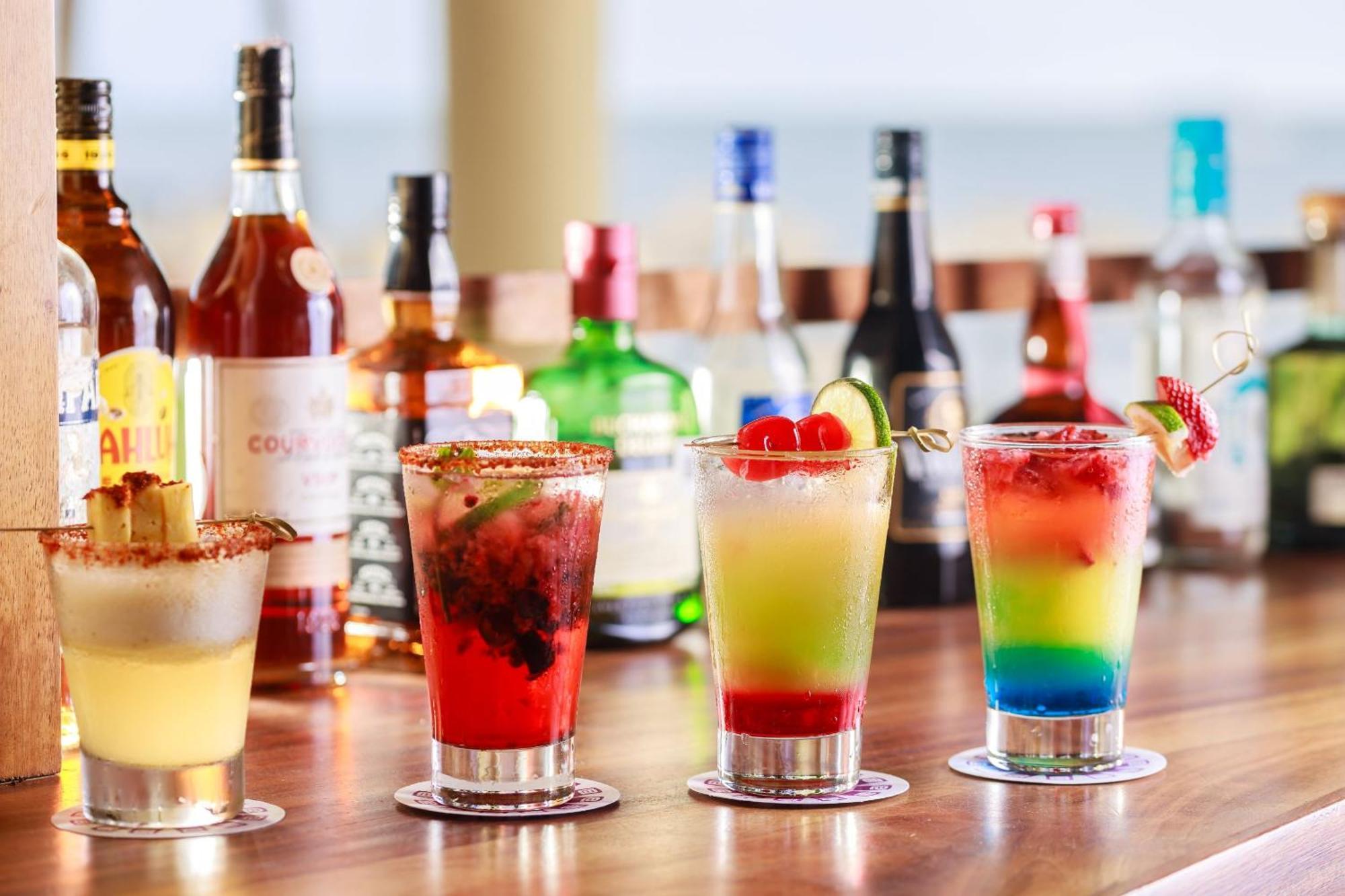 Camino Real Веракрус Экстерьер фото A selection of cocktails